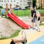 Enfants jouant sur Hill Slide SL150 dans une aire de jeux.