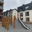 Hill Slide SL150 dans une aire de jeux d’un quartier résidentiel moderne.
