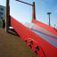 Toboggan rouge Hill Slide Wide SLW120 dans une aire de jeux.