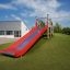 Toboggan extérieur de aire de jeux Hill Slide Wide SLW150 sur une colline herbeuse.