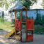 Dixie playhouse with slide dans une aire de jeux