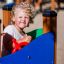 Enfant jouant sur l'équipement de jeu Pi avec un volant rouge.