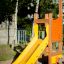 Toboggan jaune pour enfants dans l’ensemble de jeux Sigma.