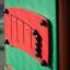 Détail du panneau Smart playhouse with slide en vert et rouge