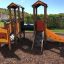 Smart playhouse with slide dans un cadre de parc