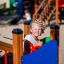 Enfant jouant dans Smart playhouse with slide.