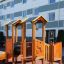Smart playhouse with slide dans un quartier résidentiel.