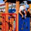 Enfant jouant dans un Smart playhouse with slide sur une aire de jeux