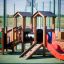 Smart playhouse with slide dans un cadre d’aire de jeux extérieure