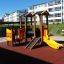 Smart playhouse with slide sur une aire de jeux.
