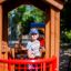 Enfant jouant dans une maisonnette intelligente avec toboggan