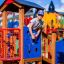 Un enfant joue sur Rubik playhouse with slide dans l’aire de jeux.
