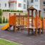 Rubik playhouse with slide dans une aire de jeux moderne
