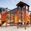 Rubik playhouse with slide dans une aire de jeux