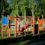 Aire de jeux Zebra single slide avec structures d’escalade en bois et toboggan rouge