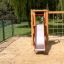 Toboggan simple pour enfants sur une aire de jeux.