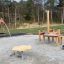 Équipement de terrain de jeu Daisy par Lars Laj dans un parc extérieur.
