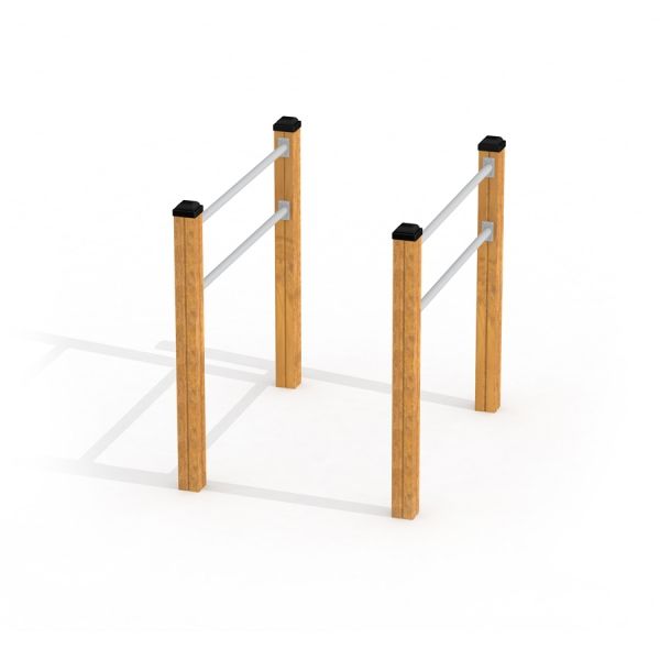 Parallel bar avec des poteaux en bois et des barreaux en métal.