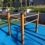 Parallel bar dans une salle de sport extérieure par une journée ensoleillée.