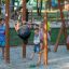 Des enfants jouent sur l'équipement de aire de jeux Training rack wooden ladder en extérieur