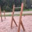 Rack d'entraînement extérieur en bois avec une structure en échelle dans un parc.