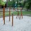 Training rack wooden ladder sur une aire de jeux extérieure avec surface en sable