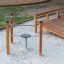 Training twist & sit équipement de jeu avec plateforme en bois et barres métalliques sur sol sablonneux
