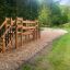 Structure d'aire de jeux extérieure en bois Bridge dans un cadre de parc naturel.