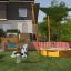 Sun Shade Triangle 3x3x3 Nature (Robinia) dans une aire de jeux avec une balançoire à ressort, un bac à sable et une pla