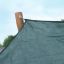 Sun Shade Triangle 3x3x3 Nature (Robinia) en gros plan fixé à un poteau en bois.