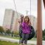 Fille se balançant sur Single Swing with Tower single slide dans un parc