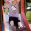 Fille glissant sur Single Swing with Tower single slide