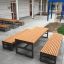 Ensemble de mobilier d'extérieur Kyoto : tables et bancs en bois avec structures métalliques dans un espace patio moderne.