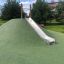 Hill Slide STS 180 sur une colline artificielle verte dans un cadre de parc