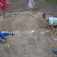 Des enfants jouent dans un Dino sandbox base, creusant et explorant.