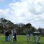 Équipement de gym extérieur Set 1 dans un parc avec des personnes l’utilisant.