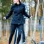 Femme utilisant l'équipement de fitness extérieur Set 2 dans un parc.