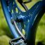 Gros plan de l'équipement de terrain de jeu Set 4 de couleur bleue avec des pédales de type vélo