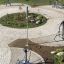 Parc de fitness extérieur avec divers équipements d’exercice et de la verdure.