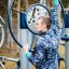 Homme utilisant l’équipement de fitness extérieur Set 6 dans un parc.