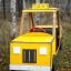 Voiture jouet de aire de jeux en bois jaune Taxi dans un cadre forestier.