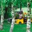 Véhicule de jeu en bois Taxi avec un enfant jouant à l’intérieur sur de l’herbe verte