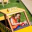 Enfant jouant dans une voiture de aire de jeux sur le thème Taxi.