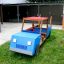 Équipement de jeu extérieur Truck pour enfants avec carrosserie bleue et toit rouge.