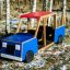 Camion de jeu en bois bleu et rouge pour enfants.