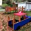 Équipement de jeu en bois Truck avec toboggan et structure d’escalade.