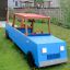 Jeu bleu Truck avec toit rouge et structure en bois dans une cour arrière.