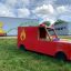 Jouet Fire brigade truck sur l’aire de jeux devant une fresque colorée.