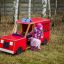 Enfant jouant dans un équipement de jeu Fire brigade truck.