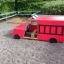 Camion de pompiers jouet sur l’aire de jeux.